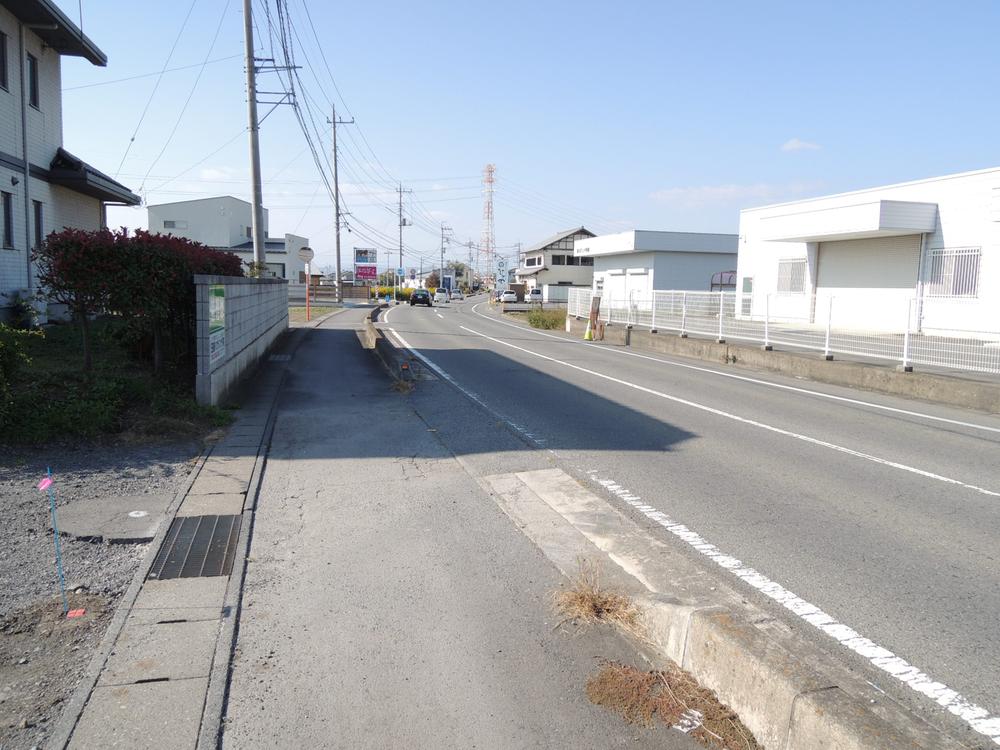 Local photos, including front road. Local shooting Two-lane highway north road that has been the development of the sidewalk