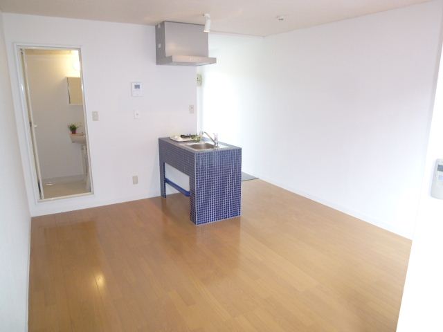 Living and room. Loose 11 tatami rooms. It is different also placement of furniture.