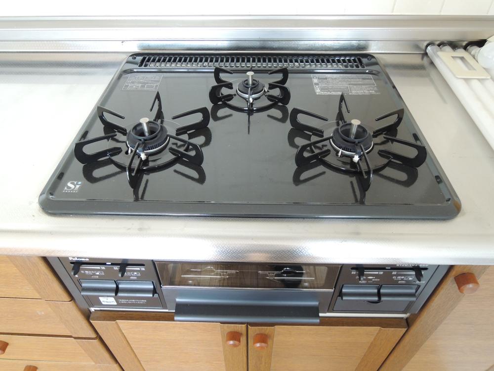 Kitchen. 3 lot gas stoves is happy to care in the flat top