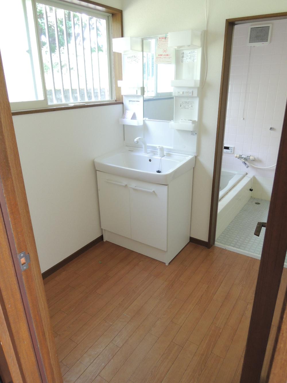 Wash basin, toilet. Shampoo dresser new!