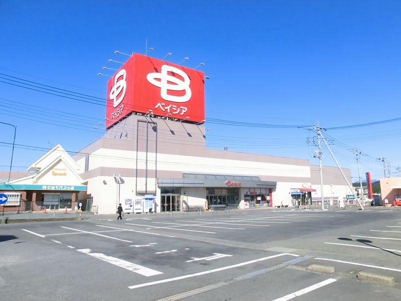 Supermarket. Beisia Yoshii 1381m to the store