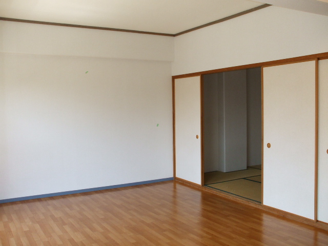 Living and room. livingese-style room is available To spacious to expand the partition! 