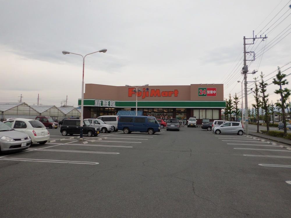 Supermarket. Fujimato Nakai to the store 718m