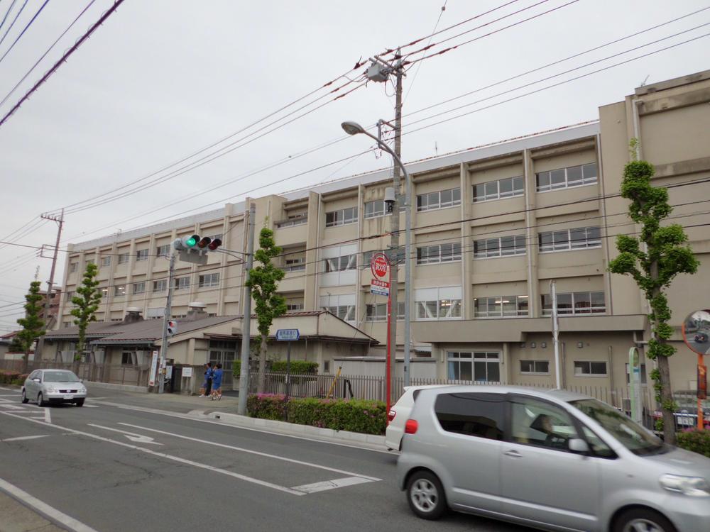Junior high school. 1720m to Takasaki City Sano junior high school