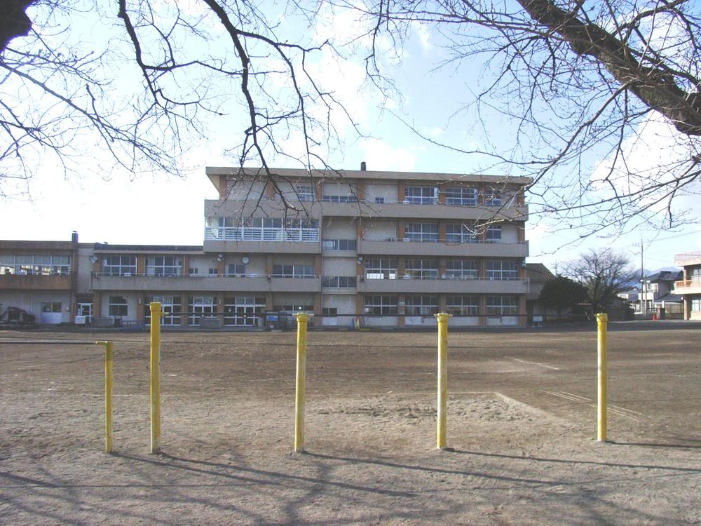 Primary school. Nakagawa Elementary School About 1100m