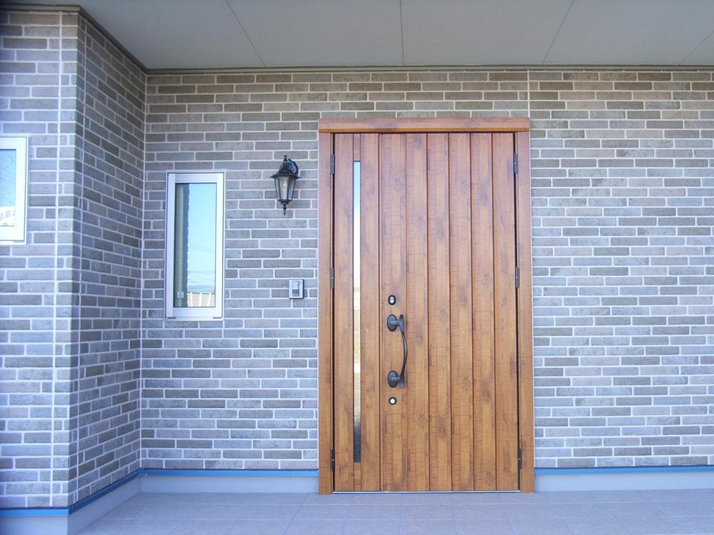 Building plan example (exterior photos). Our construction cases Entrance door floating woody feeling