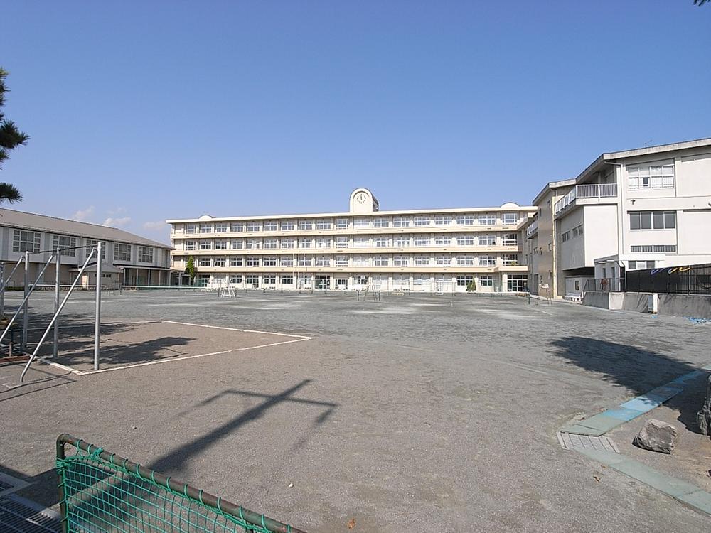 Junior high school. 450m to Takasaki Municipal Tsukazawa junior high school