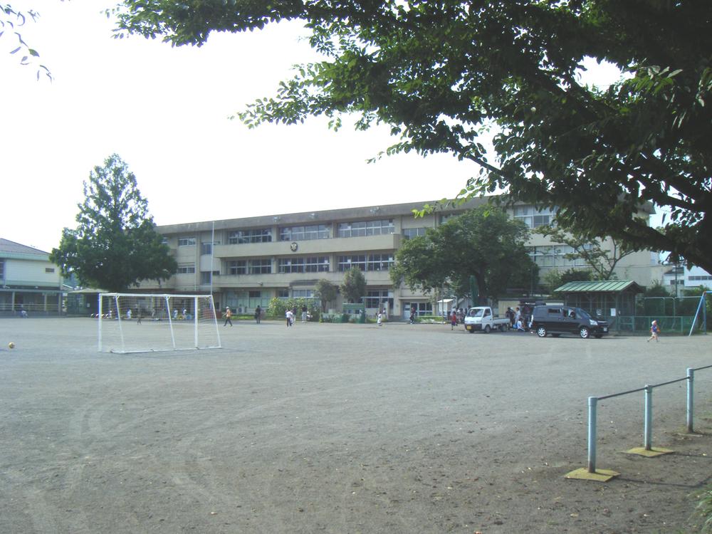Primary school. 700m to Takasaki Municipal Yahata Elementary School