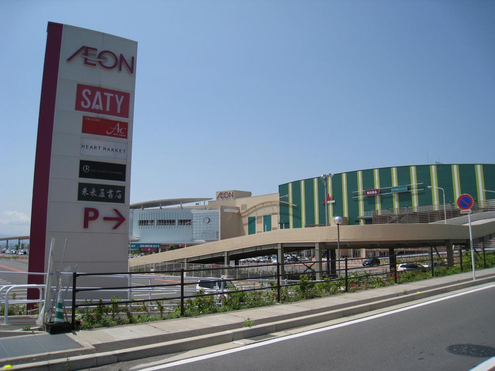 Shopping centre. Guests can enjoy about 5 minutes and the nearby holiday shopping at 2700m car to Aeon Mall Takasaki. 