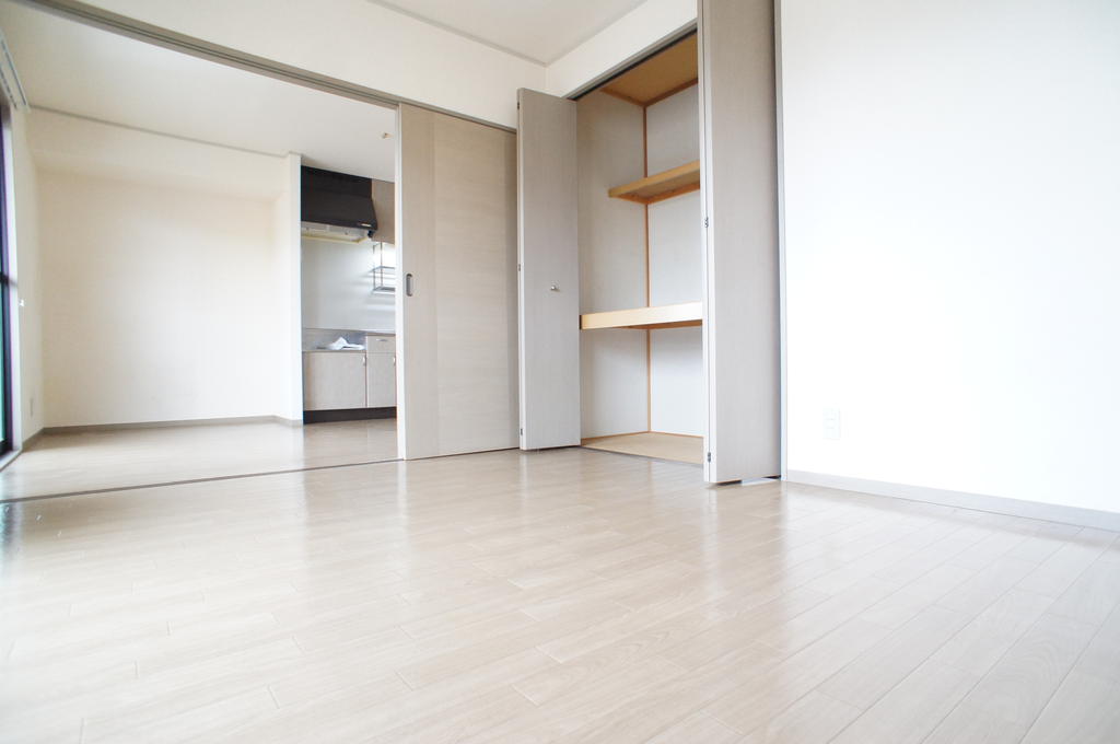 Living and room. It is much Hashirimawareru children in the spacious living room. 