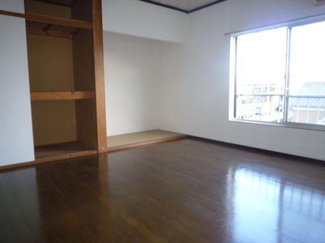 Living and room. It is spacious Western-style. 