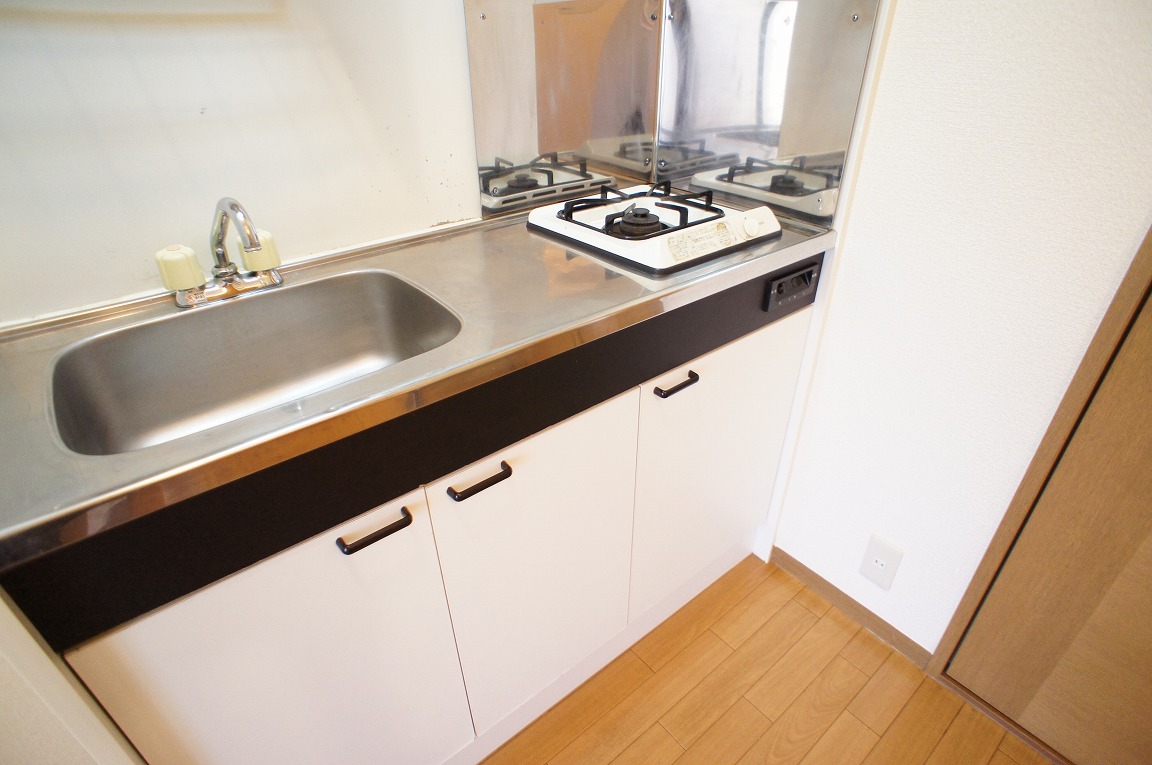 Kitchen. 1-neck is settled stove installation. 