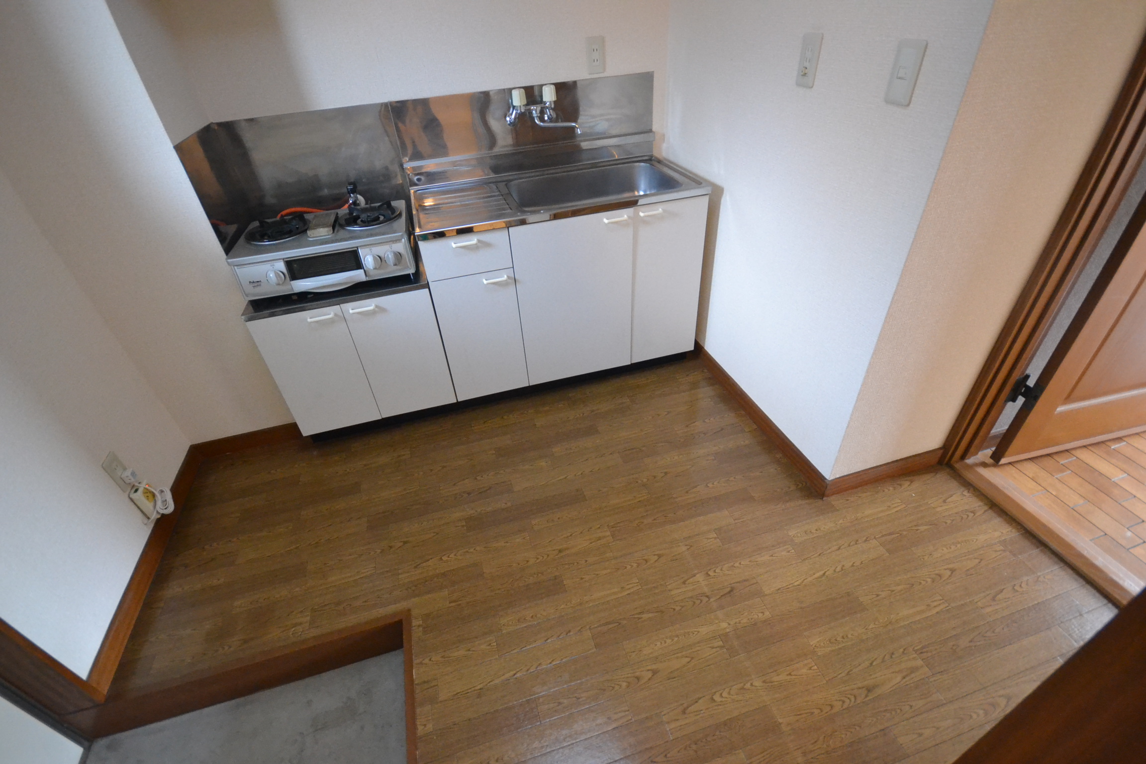 Kitchen. Two-burner gas stove with Off! 