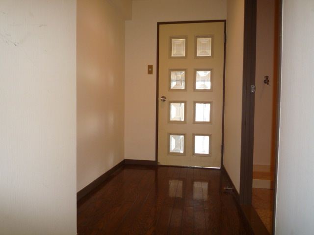 Other room space. The corridor from the entrance leading living Hechi