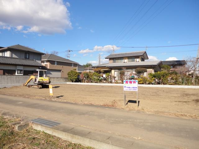 Local photos, including front road. Local (12 May 2012) shooting