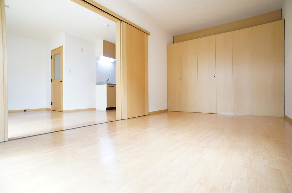 Living and room. It is Shiraki of flooring. 