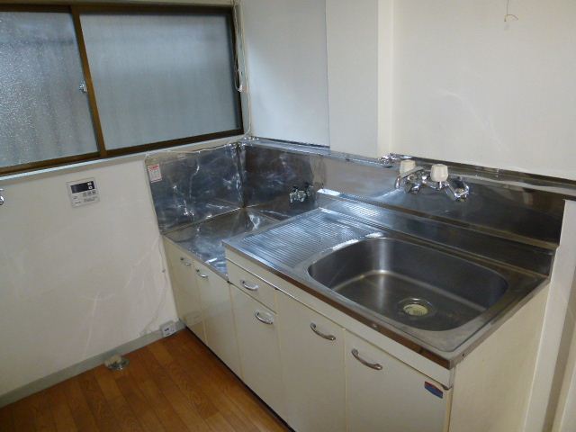 Kitchen. It is perfect also dishes in the sink shiny