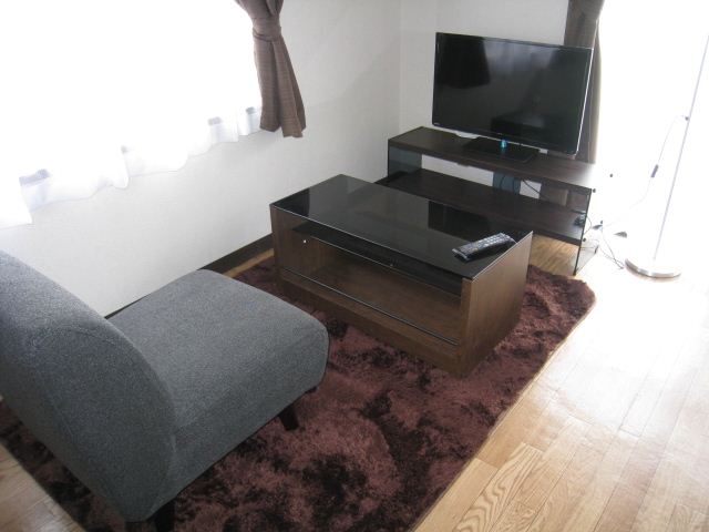 Living and room. Popular furniture ・ With consumer electronics. TV is a 32-inch