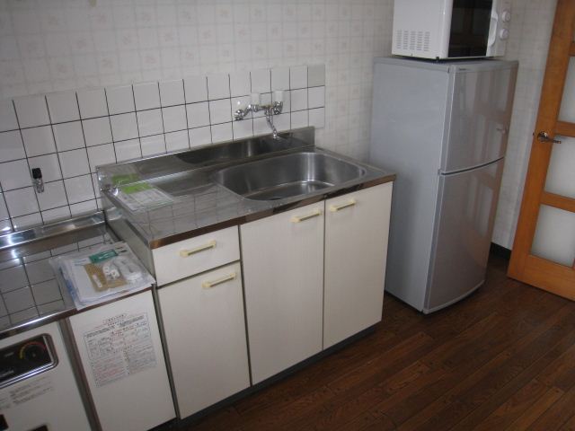 Kitchen. refrigerator, With microwave. Gas stove can be installed.