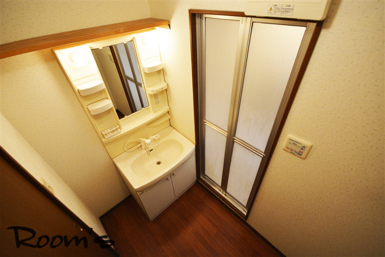 Washroom. Shampoo dresser. Characterized by there is a shelf at the top. 