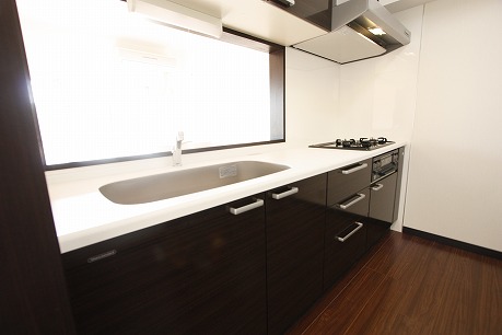 Kitchen. Luxury condominium clean a wide sink, such as the apartment ☆