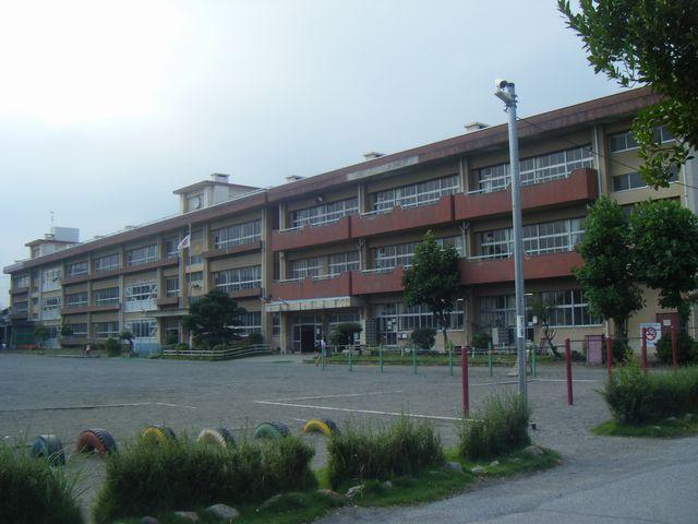 Primary school. 800m until Tsukazawa Small