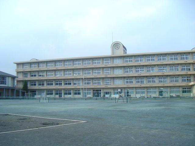 Junior high school. 712m to Takasaki Municipal Tsukazawa junior high school