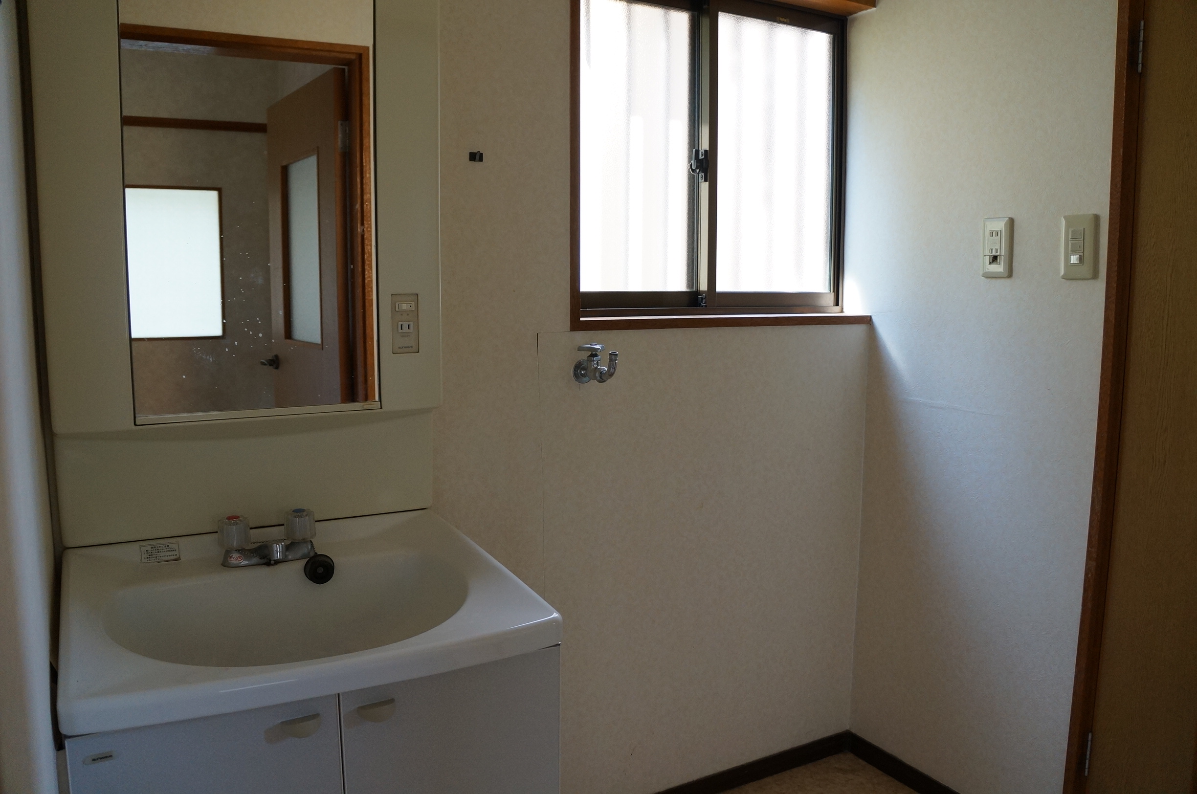 Washroom. Wash basin ・ It is with in-room washing machine storage