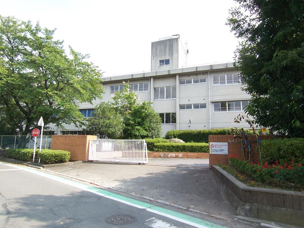 Primary school. 1182m to Takasaki City Tsutsumike Oka Elementary School