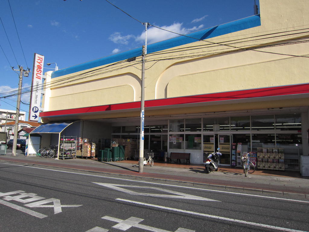 Supermarket. Promenade 1345m until both water Namie store (Super)