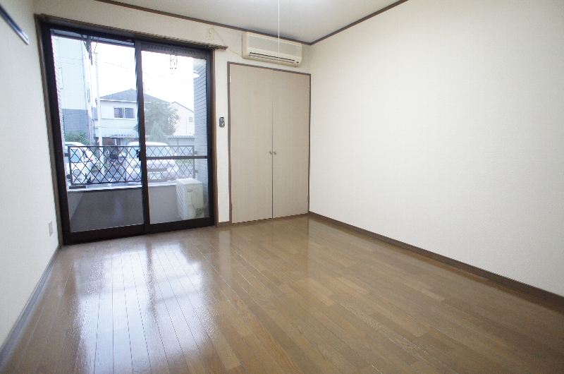 Living and room. It marked with air conditioning new ☆