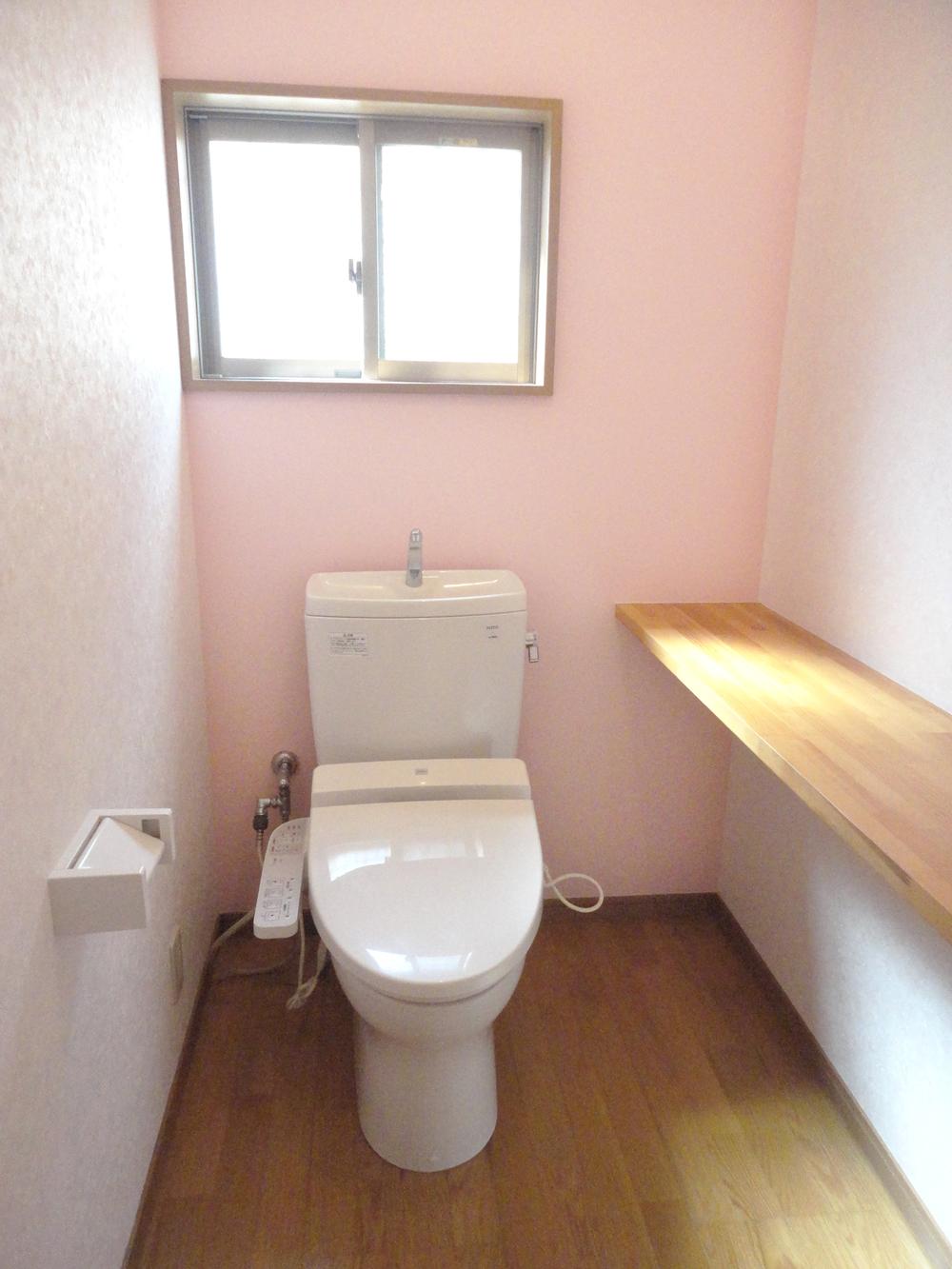 Toilet. It is a spacious bathroom with a space of spread. Also comes with a counter (September 2013) Shooting