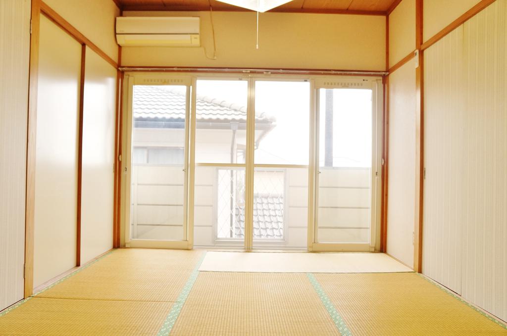 Living and room. Japanese-style room with air-conditioned 6-mat