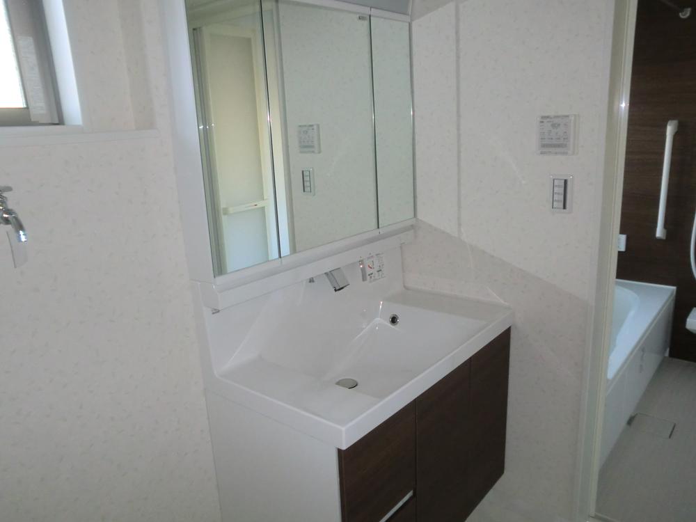 Wash basin, toilet. Three-sided mirror vanity ・ Washroom (November 2013) Shooting