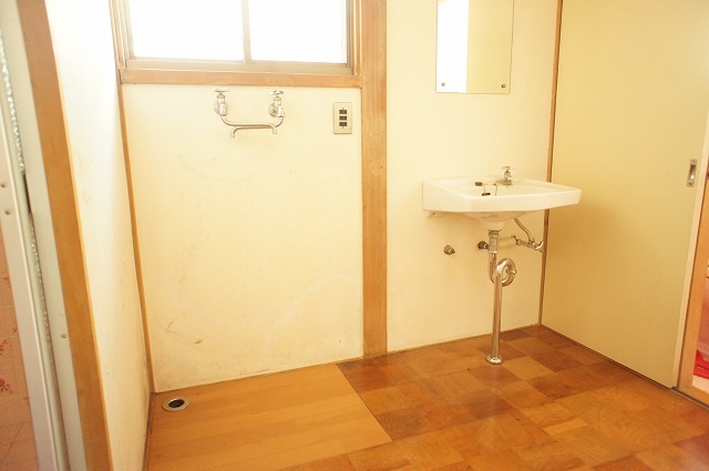 Washroom. Laundry Area