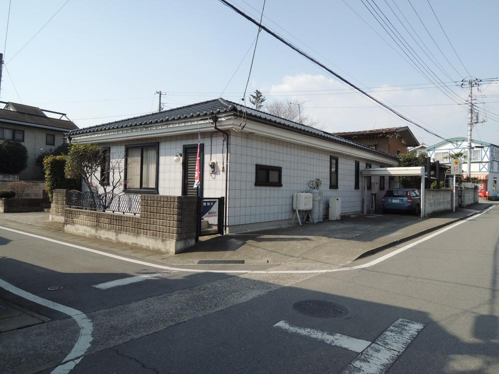 Local photos, including front road. Local shooting