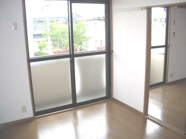 Living and room. It is bright, south-facing ☆ 