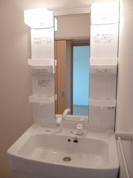 Washroom. With shampoo dresser!