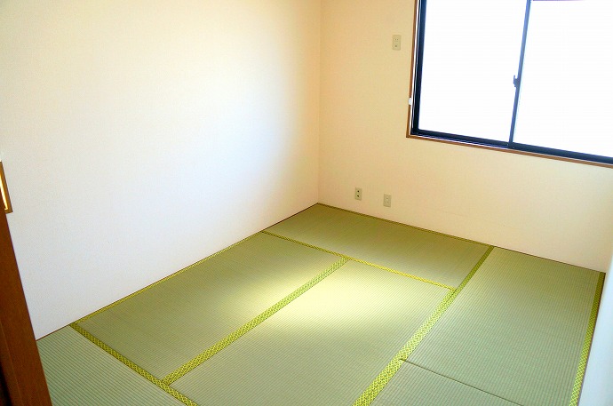 Living and room. Likely to have a good smell of tatami ・  ・  ・ 