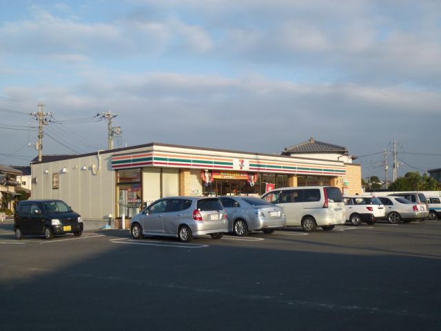 Convenience store. 160m to Seven-Eleven (convenience store)