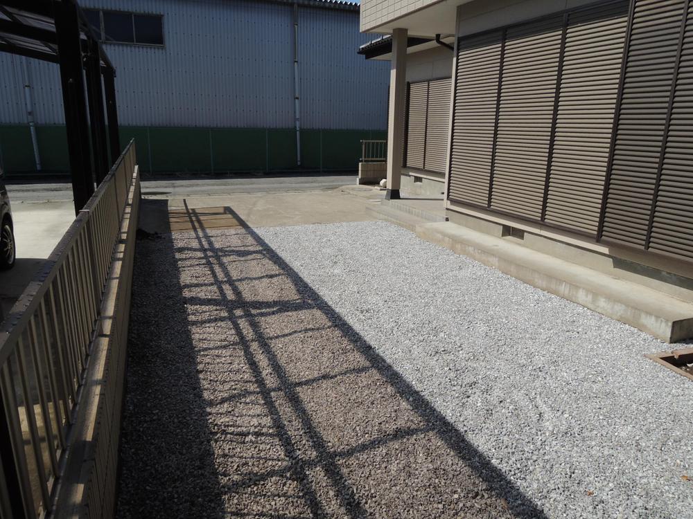Garden. Nantei and Parking Lot