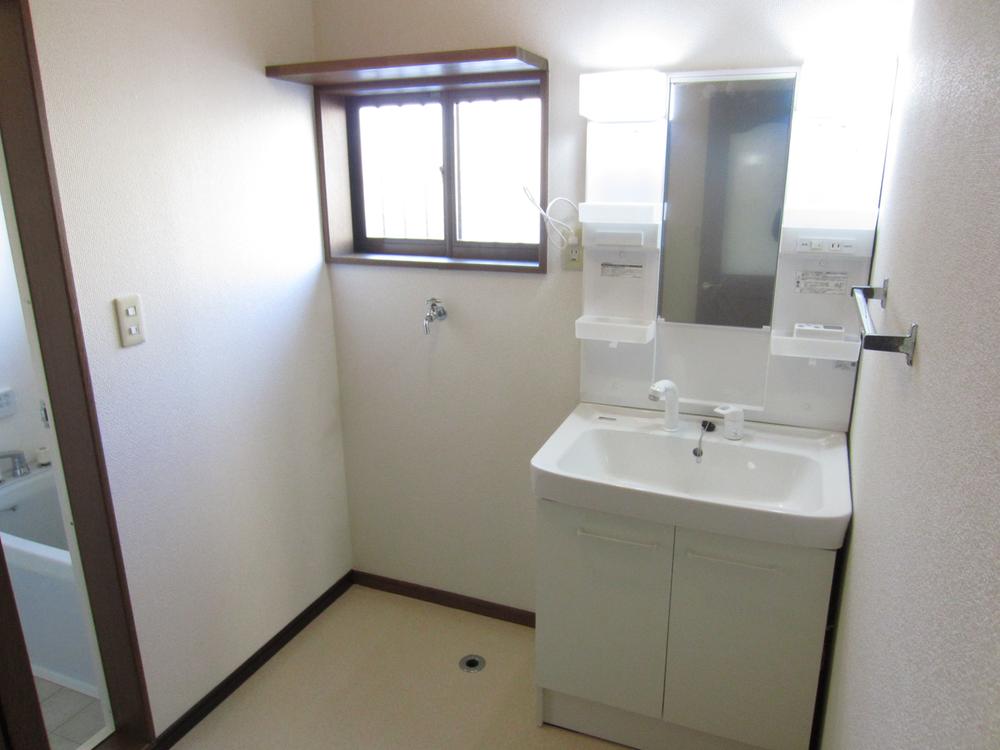 Wash basin, toilet. Indoor shooting