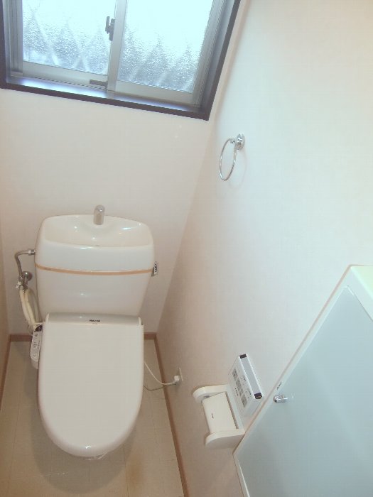 Toilet. Warm water washing toilet seat ・ Window there ・ With compartment