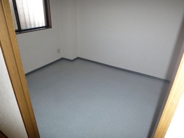 Living and room. There carpet is laid, It is warm in winter. 