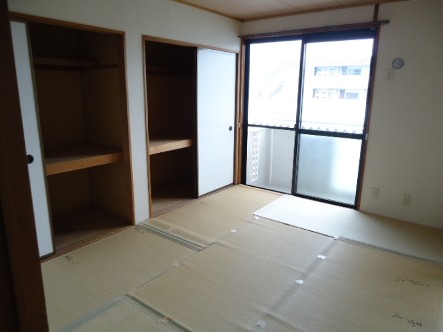 Other room space. South Japanese-style room Storage lot! 