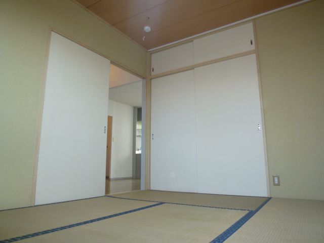 Living and room. 6 is a Pledge of Japanese-style room. It is a beautiful Japanese-style room. 