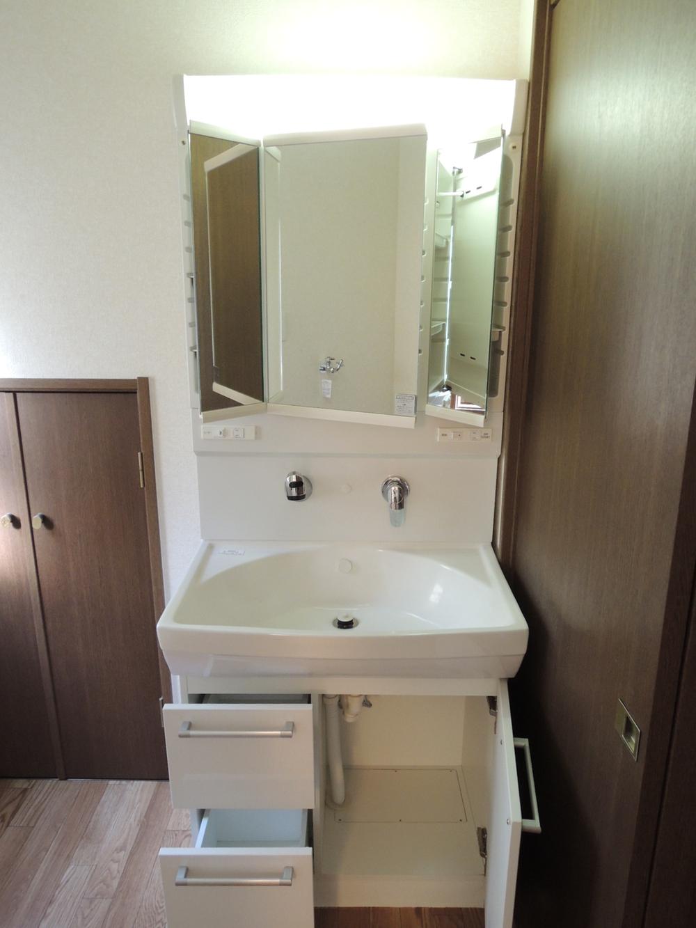 Wash basin, toilet. Shampoo dresser of luxury three-sided mirror