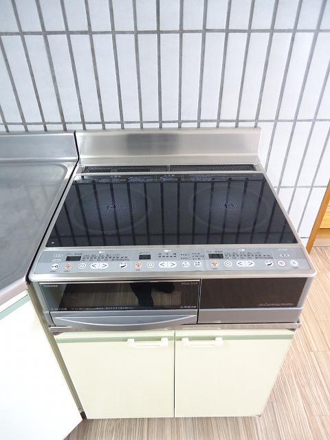 Kitchen. IH stove