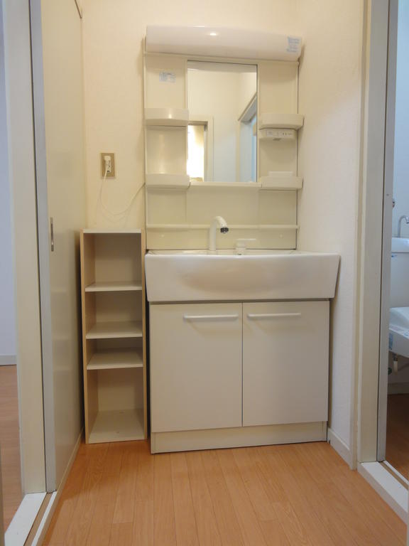 Washroom. It comes with a convenient large shampoo dresser!