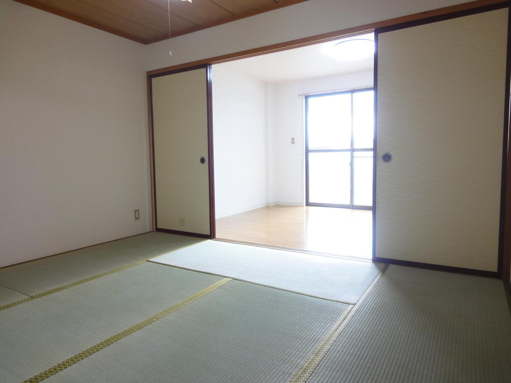 Other room space. Will be large room you open the sliding door of the Japanese-style room + Western-style